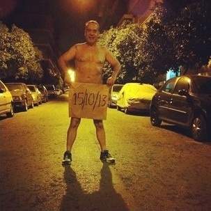 Ο Φώτης Σεργουλόπουλος γυμνός στους δρόμους! 