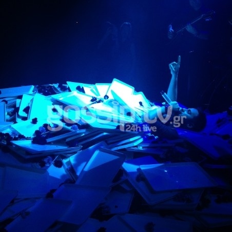 Ποιος Έλληνας τραγουδιστής… «θάφτηκε» κάτω από τους δίσκους με λουλούδια;