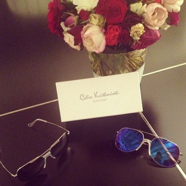 Δυο ζευγάρια γυαλιά και ένα μπουκέτο τριαντάφυλλα για την Κωνσταντίνα Σπυροπούλου