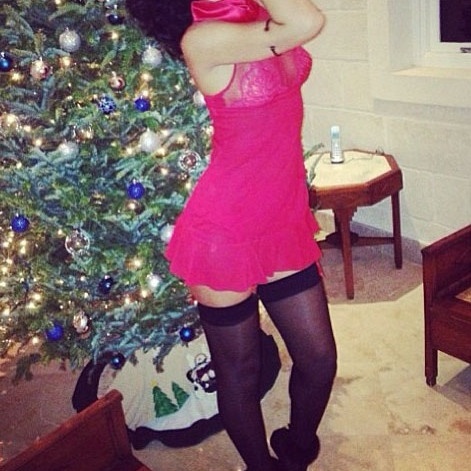 Ποια ποζάρει με νεγκλιζέ μπροστά από το Χριστουγεννιάτικο δέντρο της;  