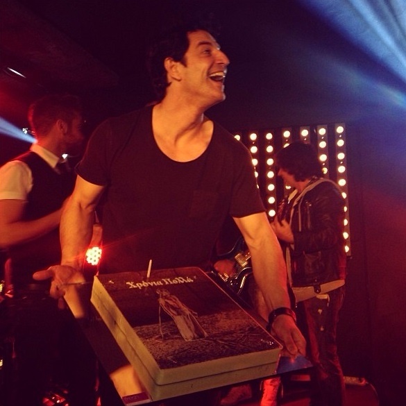 Ο Σάκης έγινε 42 και το έκαψε! 