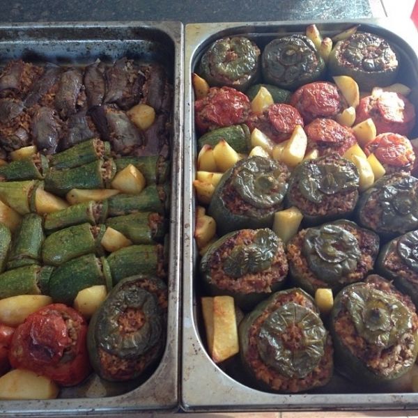 Ποια μανούλα γνωστής Ελληνίδας έφτιαξε δυο ταψιά γεμιστά;