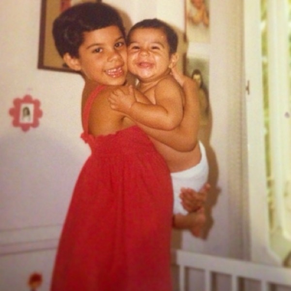 Αναγνωρίζετε την κούκλα με τα κόκκινα που σε λίγο καιρό θα κρατήσει το δικό της μωρό αγκαλιά; 