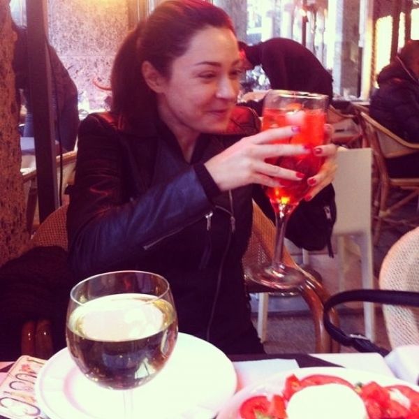 Η άβαφη Αποστολία Ζώη πίνει το… cocktail της!