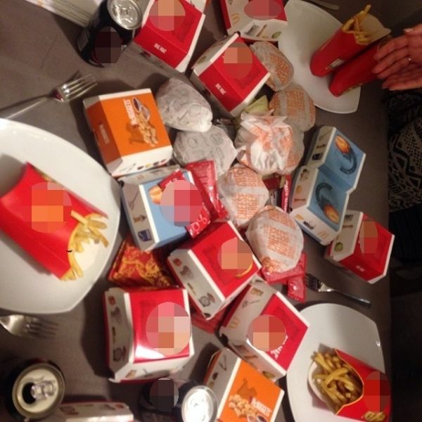 Καλλίγραμμο μοντέλο της χώρας μας του δίνει και καταλαβαίνει σε junk food! 