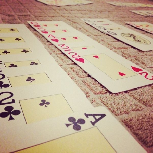 Ποια ρίχνει πασιέντζα;