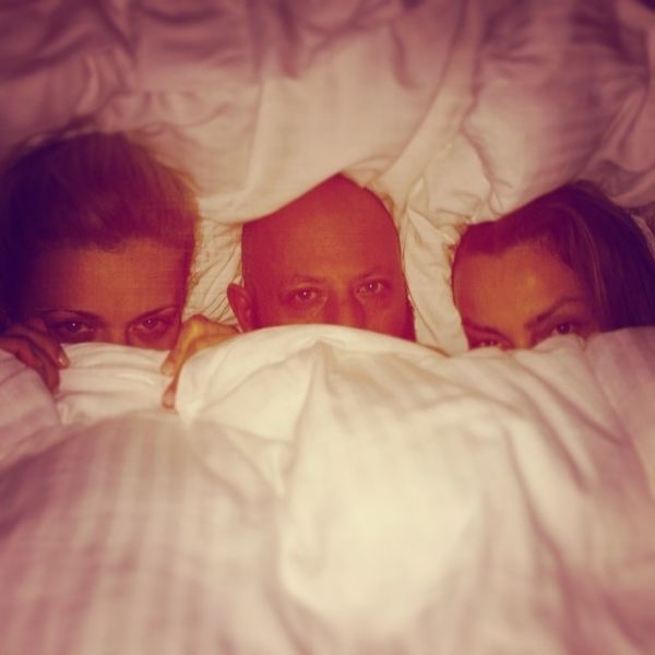 Η Ζέτα Μακρυπούλια στο κρεβάτι με… τους φίλους της!