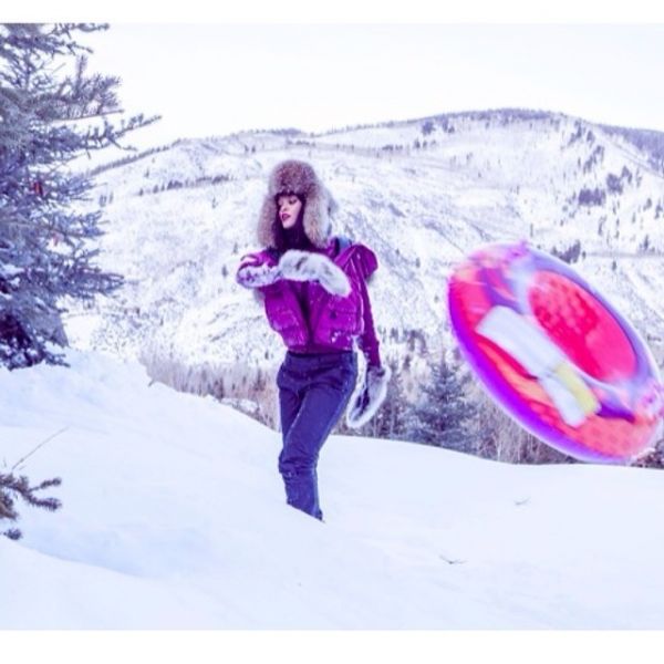 Γιορτάζει τα γενέθλιά της παίζοντας στο χιόνι!