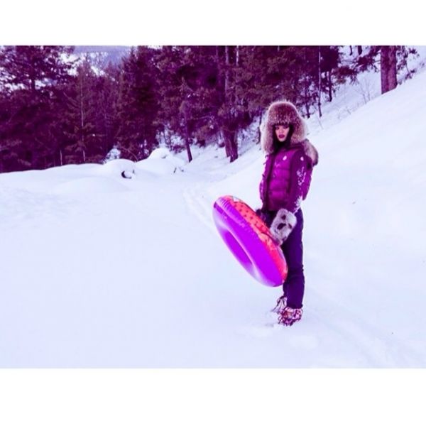 Γιορτάζει τα γενέθλιά της παίζοντας στο χιόνι!