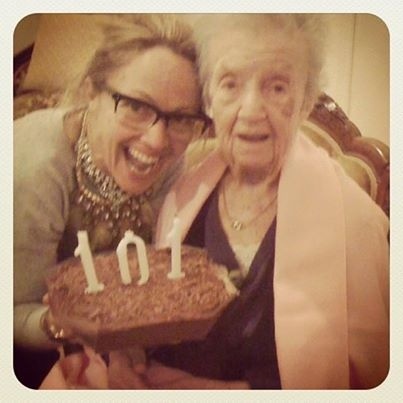 Η γιαγιά πασίγνωστης Ελληνίδας έγινε 101 ετών!