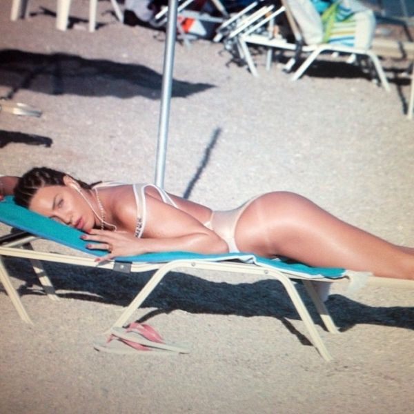 Η φωτογραφία της Στικούδη με μαγιό, που κάνει θραύση στο διαδίκτυο