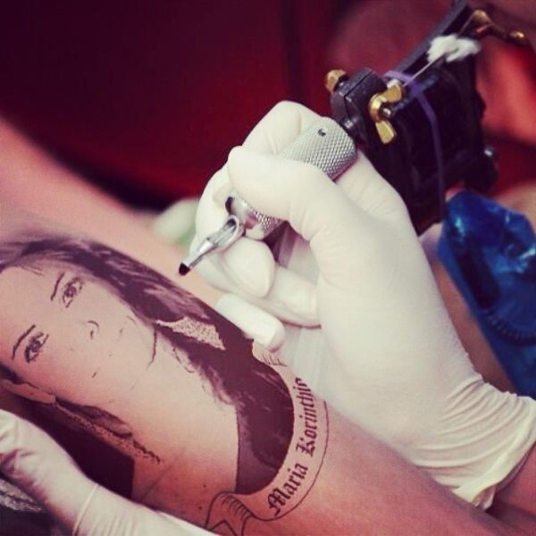 Έκανε τατουάζ τη Μαρία Κορινθίου και δεν είναι ο Γιάννης Αϊβάζης!