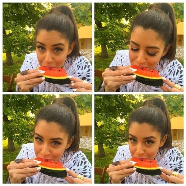 H Demy τρώει καρπούζι σαν μικρό παιδάκι