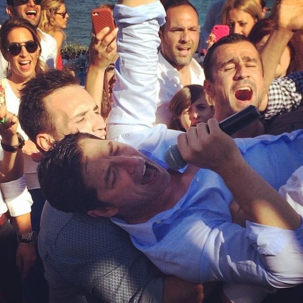 Σάκης Ρουβάς: Φωτογραφίες από το γάμο στενού του συνεργάτη!