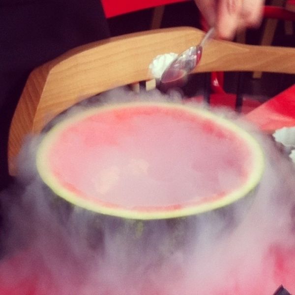 Ποια δοκίμασε αυτό το περίεργο επιδόρπιο;