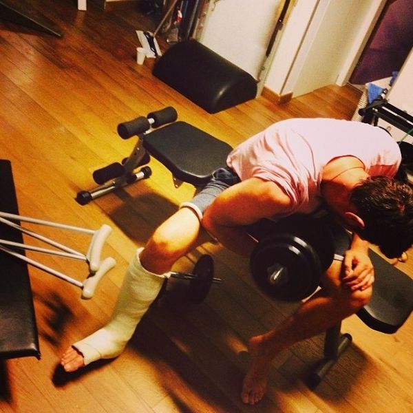 Τον «λιώνει» στη γυμναστική και με σπασμένο πόδι