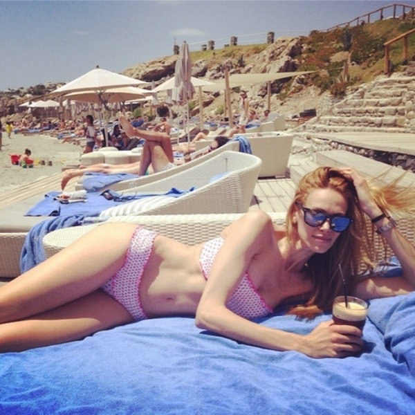 Στέλλα Δημητρίου: Ηλιοθεραπεία και βουτιές στη Μύκονο!
