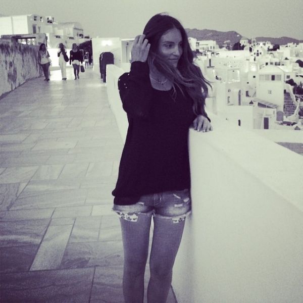 Αθηνά Οικονομάκου: Η ερωτική της απόδραση στη Σαντορίνη με τον σύντροφό της σε φωτογραφίες!