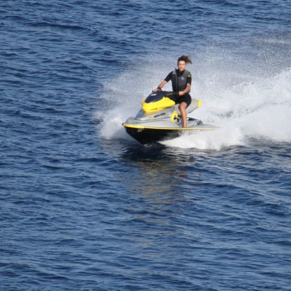 "Σκίζει" τα κύμματα η Ειρήνη Παπαδοπούλου 