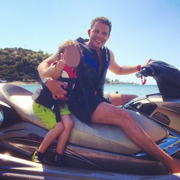 Γρηγόρης Μπιθικώτσης: Βουτιές και θαλάσσια σπορ με τον γιο του