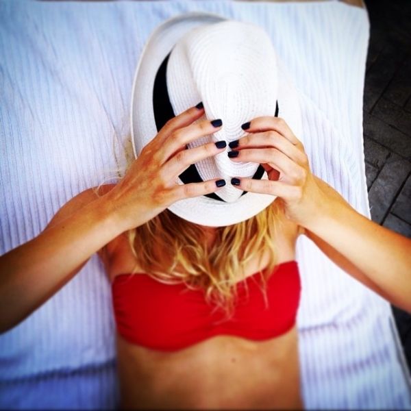 Η παρουσιάστρια κρύβει το πρόσωπό της και μας δείχνει τους κοιλιακούς της