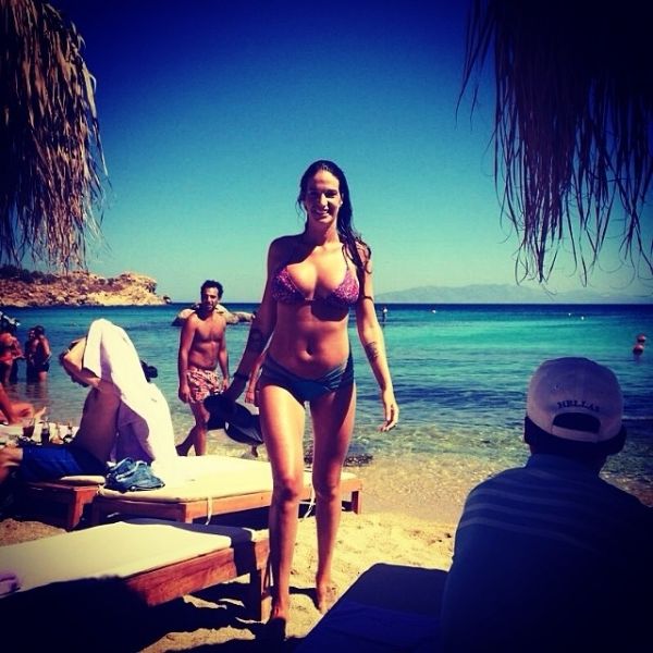 Η Λάσκαρη με φουσκωμένη κοιλίτσα στην Μύκονο