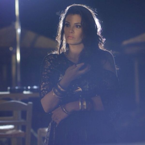 Η Μαρία Κορινθίου στην αγκαλιά νεαρού τραγουδιστή!