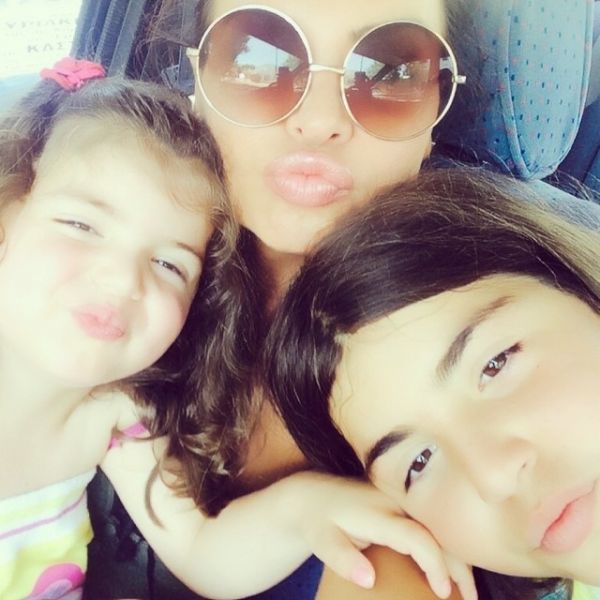 Η Νίνα Λοτσάρη σε selfie με τις κόρες της!