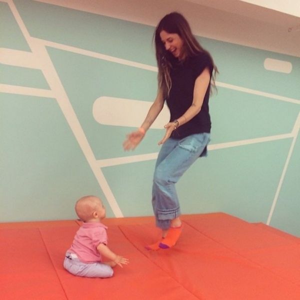 Σε τρελά κέφια μαμά και γιος!