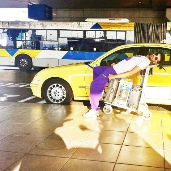 Τον πήρε ο ύπνος στο καρότσι των αποσκευών 