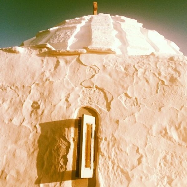 Η επίσκεψη της Τζένης Μπαλατσινού σε εκκλησία της Πάτμου