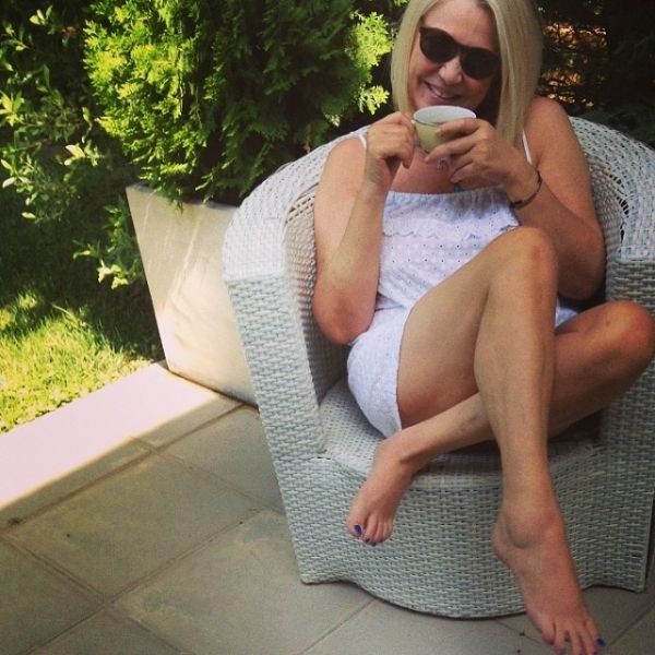 Η Ρούλα έβγαλε τον νάρθηκα και απολαμβάνει τον καφέ στον κήπο της