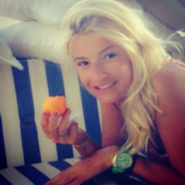 Δείτε την Σκορδά αμακιγιάριστη στον καναπέ της να...