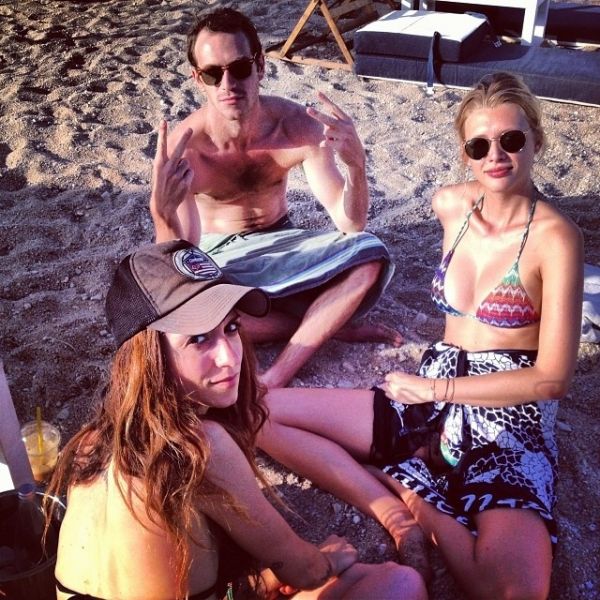 Σοφία Καρβέλα: Συνεχίζει τις οικογενειακές διακοπές στο Νησί των Ανέμων