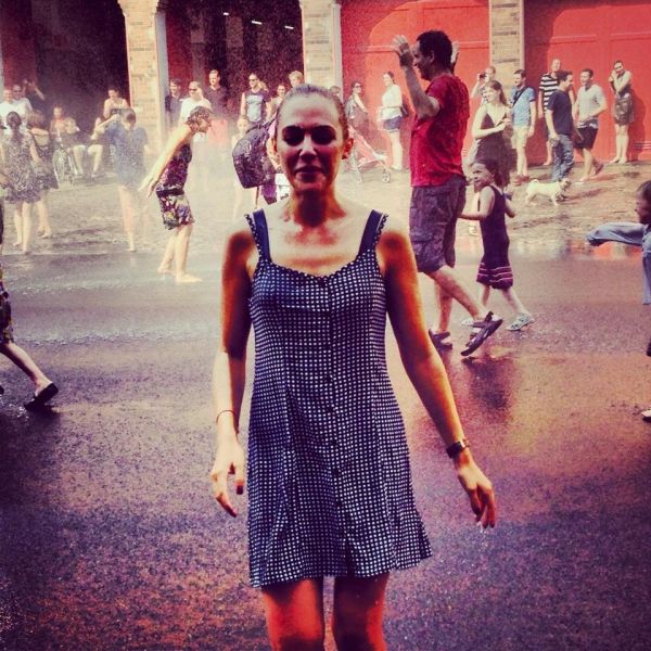 Η Μέριεμ Ουζερλί χορεύει στην βροχή