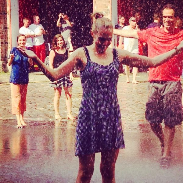 Η Μέριεμ Ουζερλί χορεύει στην βροχή