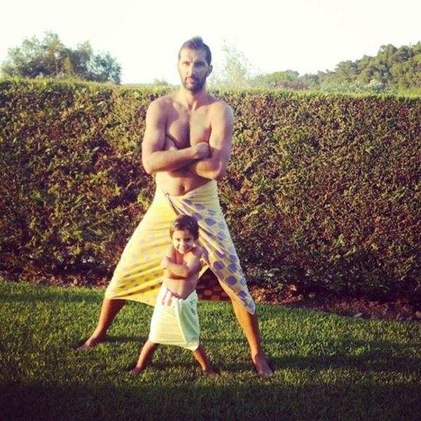 Ο Στογιάκοβιτς  σε παιχνιδιάρικη πόζα με τον  γιο του