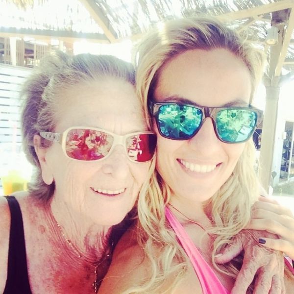 Είναι η γιαγιά της Ελεονώρας Μελέτη και απολαμβάνει το μοχίτο της