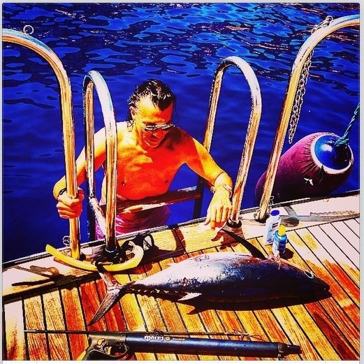 Ο Δήμαρχος Μαραθώνα έπιασε… ένα τεράστιο ψάρι!