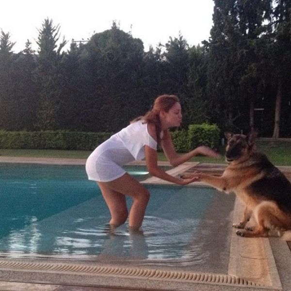 Ελληνίδα παρουσιάστρια χορεύει με τον σκύλο της στην πισίνα!