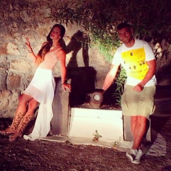 «Καυτά» φιλιά λίγο πριν ανέβουν τα σκαλιά της εκκλησίας