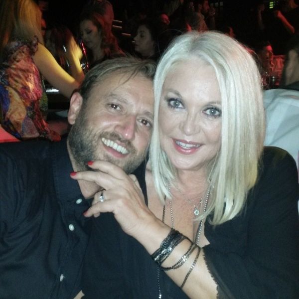 Ρούλα Κορομηλά: Στα μπουζούκια με φίλους