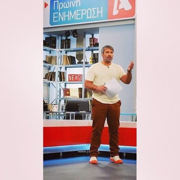 Δεν θα πιστέψετε ποιος Έλληνας παρουσιαστής είναι ο νεαρός της φωτογραφίας