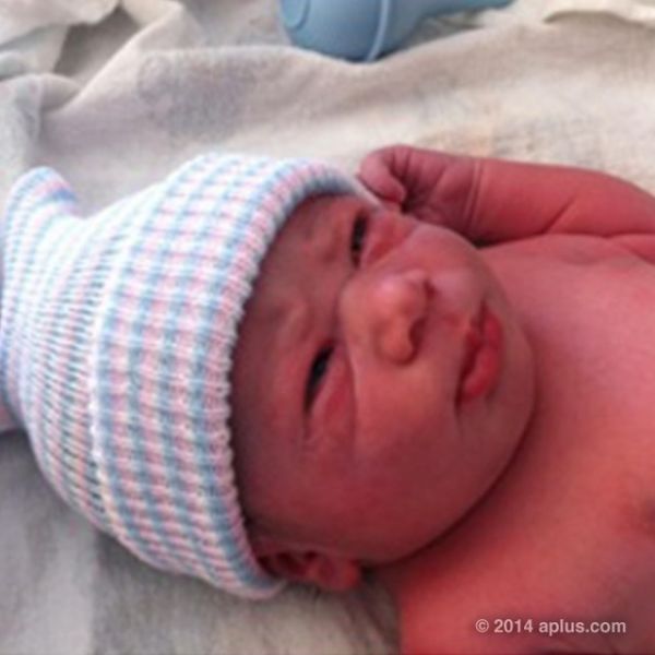 Η πρώτη φωτογραφία του μωρού του και το τρυφερό μήνυμα του χαζομπαμπά!