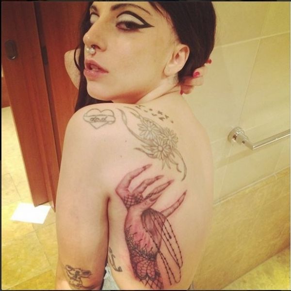 Έκανε τατουάζ στο σώμα της το χέρι ενός ζόμπι!