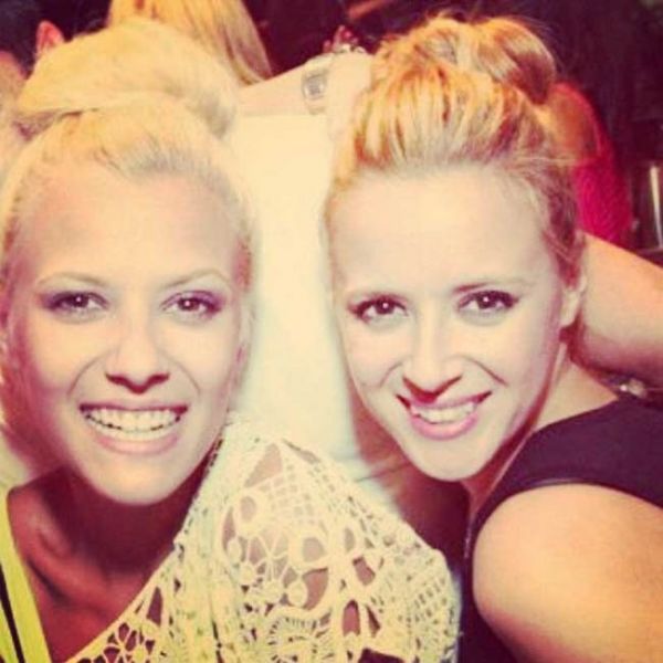 Δείτε την Λάουρα Νάργιες με την αδελφή της