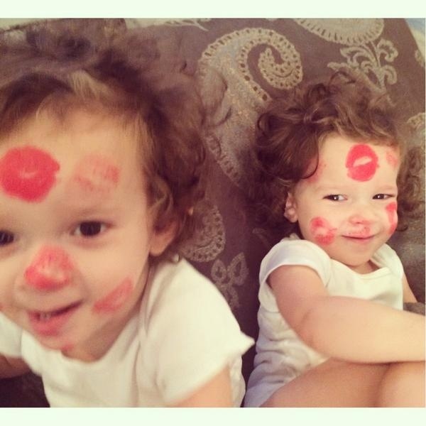 Δείτε την απίστευτη φωτογραφία των δίδυμων που ανέβασε η Καλομοίρα!