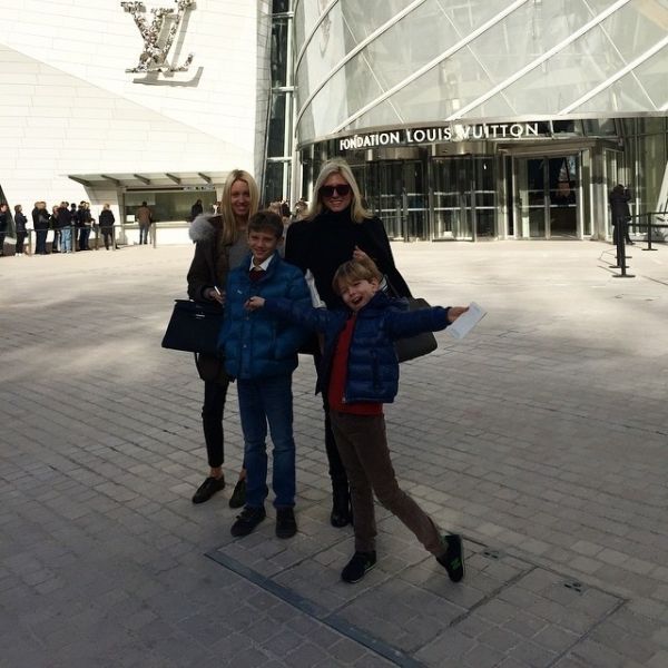 Μαρί Σαντάλ: Κυριακάτικη βόλτα και shopping με τα παιδιά της