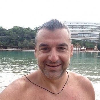 Γιώργος Λιάγκας: Και όμως, έκανε βουτιές στη Βουλιαγμένη με τέτοιο καιρό (φωτό)