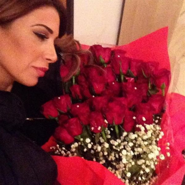 Ελληνίδα τραγουδίστρια χώρισε και δέχτηκε μια ανθοδέσμη με κατακόκκινα τριαντάφυλλα